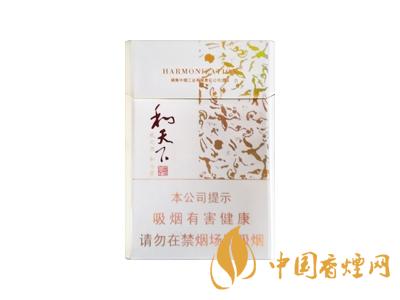 2020白沙和天下價(jià)格表和圖片 2020和天下香煙是白沙牌香煙中的一種，說起和天下香煙，相信大家都認(rèn)識(shí)，和天下是高端香煙品牌,隸屬于湖南中煙工業(yè)有限責(zé)任公司，那么，2020年白沙和天下多少錢一包呢?趕緊來看看吧!  和天下香煙  和天下香煙時(shí)尚大氣的包裝　簡潔流暢的線條　以紫色為主色調(diào)的搭配　無一不顯示出和天下的不凡紫色在中國傳統(tǒng)里是尊貴的顏色，如北京故宮又稱為“紫禁城”亦有所謂“紫氣東來” 口感上此款雅香綿滑，香氣醇和，余味純凈，實(shí)屬難得一見的神品啊!  系列產(chǎn)品  和天下(尊尚中支)  類型： 烤煙型  煙氣煙堿量： 0.0 mg  煙長： 84 mm  過濾嘴長： 25 mm  包裝形式： 條盒硬盒  單盒支數(shù)： 20  銷售形式： 國產(chǎn)內(nèi)銷  生產(chǎn)狀態(tài)： 待上市  備注： 白沙和天下尊尚中支  和天下(尊尚5000)  類型： 烤煙型  煙氣煙堿量： 0.0 mg  煙長： 88 mm  過濾嘴長： 25 mm  包裝形式： 條盒硬盒  單盒支數(shù)： 20  銷售形式： 國產(chǎn)內(nèi)銷  生產(chǎn)狀態(tài)： 已上市  備注： 白沙和天下尊尚5000  白沙(硬和天下雙中支)  單盒參考價(jià)： 90 元  條盒參考價(jià)： 900 元  條盒批發(fā)價(jià)： 763.2 元  小盒條形碼： 6901028204798  條包條形碼： 6901028204804  白沙(和天下天下韶山)  單盒參考價(jià)： 100 元  條盒參考價(jià)： 1000 元  小盒條形碼： 6901028196925  條包條形碼： 6901028196932  白沙(軟和天下檀香)  單盒參考價(jià)： 100 元  條盒參考價(jià)： 1000 元  條盒批發(fā)價(jià)： 763.2 元  白沙(和天下細(xì)支)  單盒參考價(jià)： 100 元  條盒參考價(jià)： 1000 元  條盒批發(fā)價(jià)： 720.8 元  小盒條形碼： 6901028196048  條包條形碼： 6901028196055  白沙(軟和天下)  單盒參考價(jià)： 100 元  條盒參考價(jià)： 1000 元  條盒批發(fā)價(jià)： 720.8 元  小盒條形碼： 6901028196017  條包條形碼： 6901028196024  白沙(和天下)  單盒參考價(jià)： 100 元  條盒參考價(jià)： 1000 元  條盒批發(fā)價(jià)： 848 元  小盒條形碼： 6901028196925  條包條形碼： 6901028196932  通過以上的信息可以了解到2020年白沙和天下的價(jià)格，以上就是香煙網(wǎng)為您提供的關(guān)于2020白沙和天下價(jià)格表和圖片，白沙和天下多少錢一包?的信息，想要了解更多的信息請來關(guān)注香煙網(wǎng)吧!白沙和天下多少錢一包？