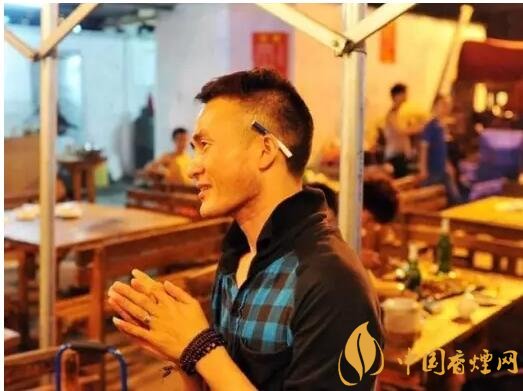 香煙夾耳朵上是怎么來的，耳夾煙是男人的專利