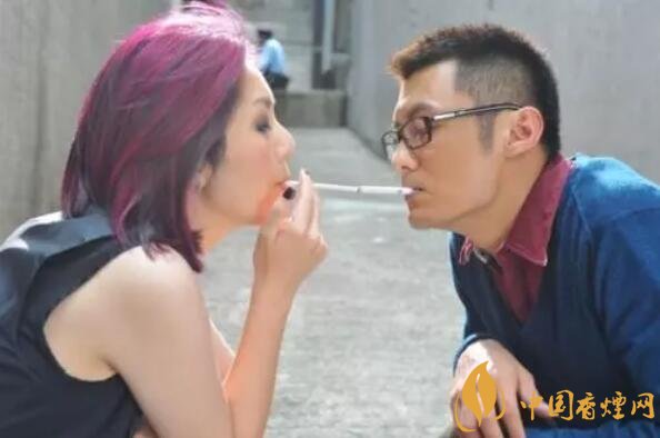 香煙夾耳朵上是怎么來的，耳夾煙是男人的專利