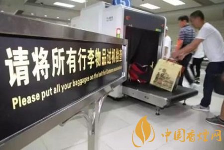 暑期出境游需注意 煙酒攜帶超過數(shù)量將不允許過境！